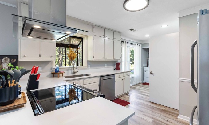 Statham House | The Dawg House Pet-Friendly 4Br 2 Bath Near UGA & Ga Club