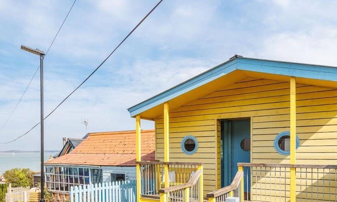 Cowes Ski Chalet | The Deck House, Isle of Wight