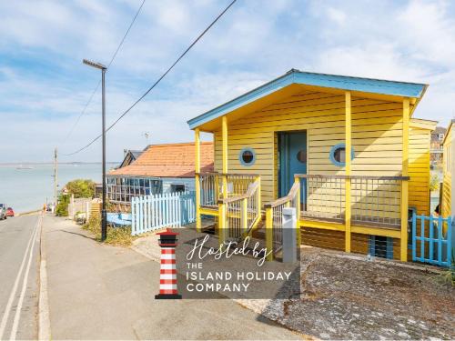 Cowes Ski Chalet | The Deck House - Stunning Chalet in Gurnard with Solent Views and Terrace
