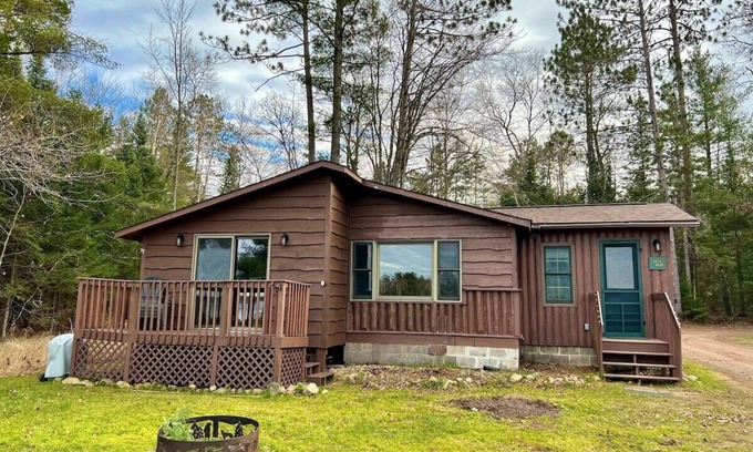 Hayward Cabin | The Deer Stop-Room with a View!