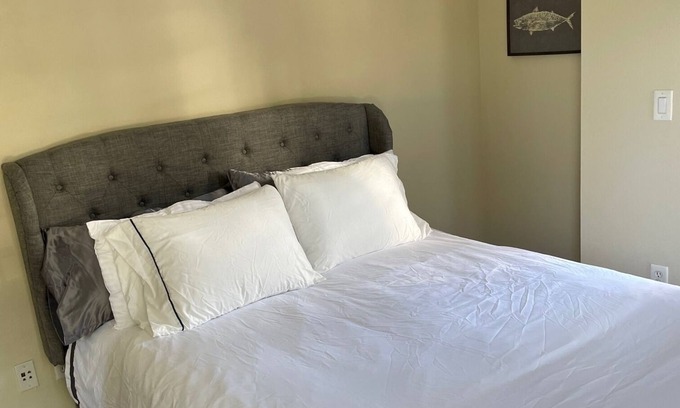 Downtown Apartment | The Delano: Retro-chic, spacious, secure in ♥️ of Downtown SM near Nike Store