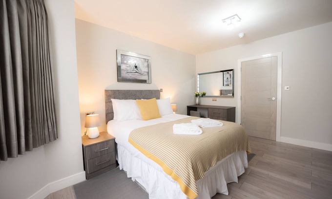 Reading Apartment | The Deluxe Apartment at Laurel House