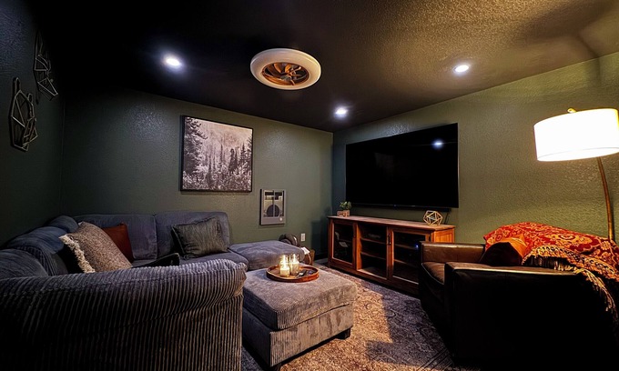 Berkley House | The Den β Cozy 2-bedroom unit in Denver with high speed WiFi, AC & Laundry π‘