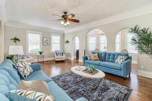 Lakeland House | The Diamond Colonial - Luxury Home Near Lake Hollingsworth - Events OK