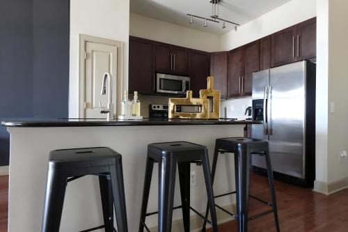 Montrose Apartment | The Downtown Nook A Cozy Urban Escape