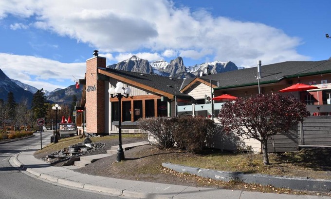 Canmore Hotel | The Drake Inn