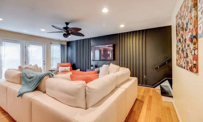 Fleet House | The Dream! Luxury Home By Norfolk Base King Bed