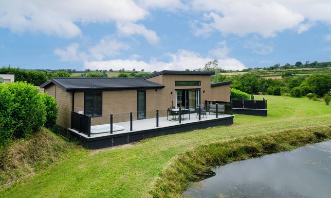 Canaston Bridge Ski Chalet | The Duck Pond - Countryside, Hot Tub