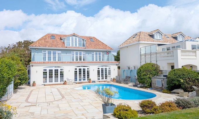 Bognor Regis Cottage | The Dunes - Swimming Pool - a town house that sleeps 12 guests in 6 bedrooms