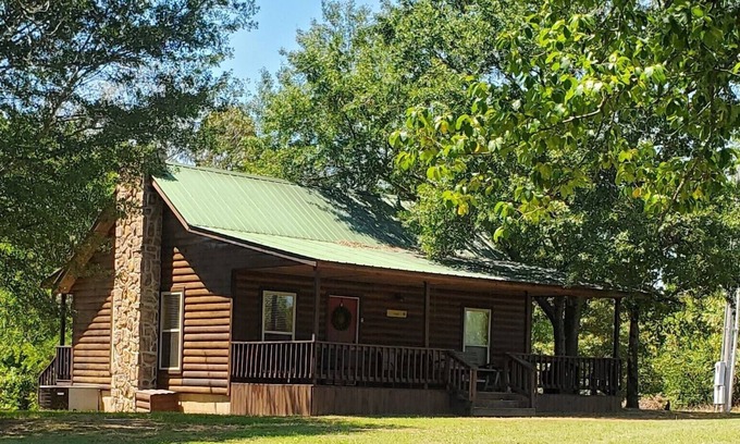 Smithville Cabin | The Eagle is a secluded, private cabin with mountain views and a jacuzzi tub.