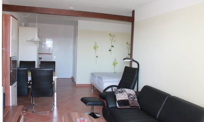 Holm Apartment | The east-facing apartment is 40 m² in size and is located on the 5th floor of the "Eckernförde" house. A double bed and a double bunk bed in the separate bedroom offer space for a maximum of 4 people. The fully furnished one-bedroom.