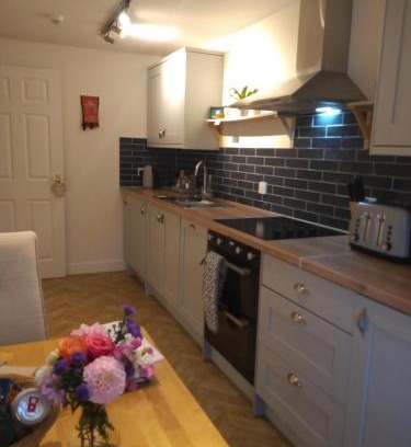 Glastonbury Apartment | The Eaves, Glastonbury High Street 2 bed 2 bathroom apartment