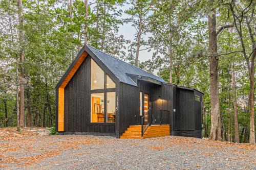 Broken Bow House | The Echo - Forest Romance with Sunken Hot Tub Underneath the Starlit Night