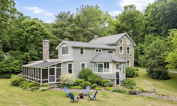Stroudsburg House | The Eclectic Shamba Inn -Private Creek Access / Sunroom / Firepit/ Dog Friendly