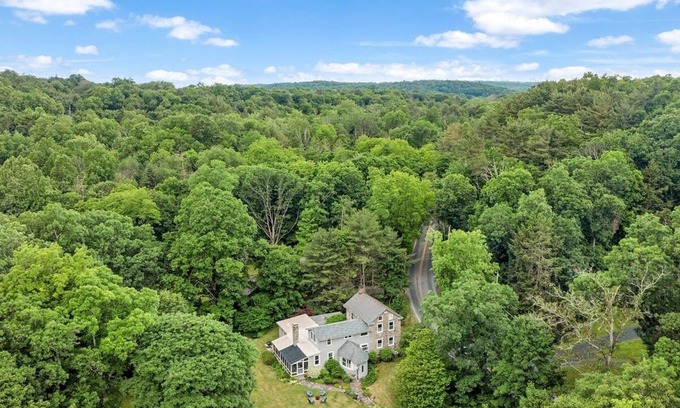 Stroudsburg House | The Eclectic Shamba Inn with Private Creek Access/Sunroom/Firepit/Dog Friendly