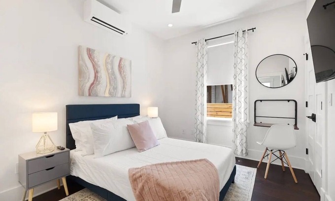 Westside Apartment | The Edisto Suite at 697 King