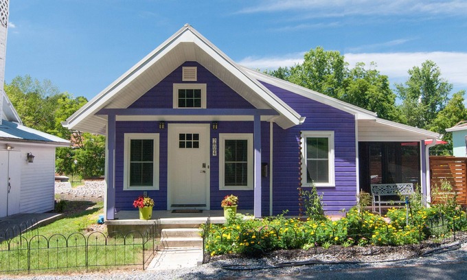 Jonesborough Cottage | The Eggplant Cottage in Jonesborough, Tennessee