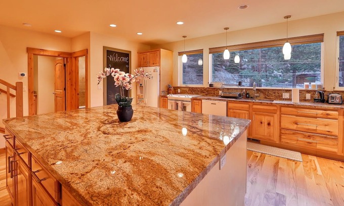 Stateline House | The Elevator House – Sleeps 10!