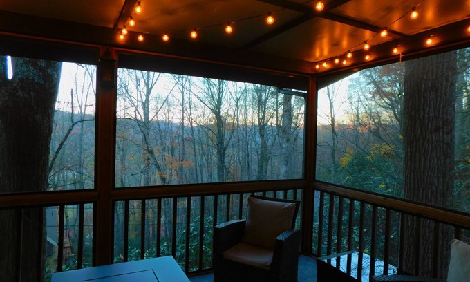Mill Ridge Ski Chalet | The Elk Chalet: King Bed Suite, Hot Tub w/S'mores Bar & Putt-Putt!⛳️