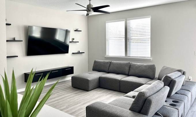 Hyde Park Villa | The Ellis Villa Oasis Near Riverside