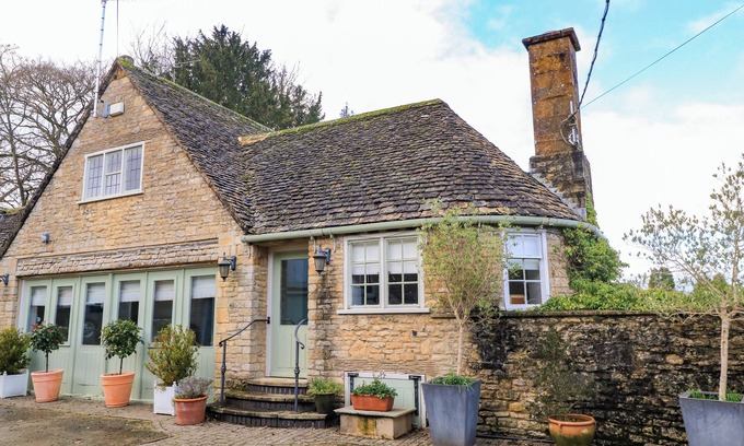 Chipping Norton Cottage | THE ELM COACH HOUSE, pet friendly, with a garden in Chipping Norton