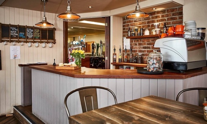 Hull Bed & Breakfast | The Embassy Hotel