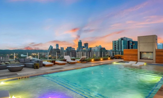 Rainey Street Historic District Cottage | The Emma Penthouse: Modern 2BR Condo, Steps From Rainey St. & Lady Bird Lake