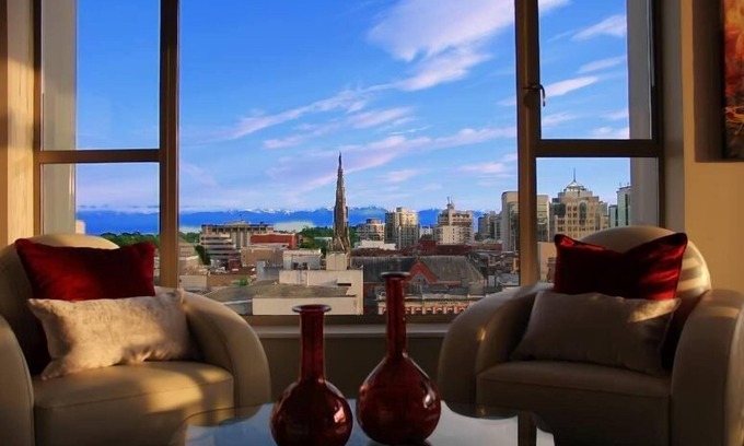 Downtown Victoria Apartment | The Emperor at the Juliet