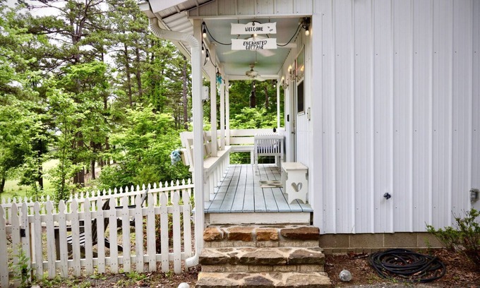 Newnata House | The Enchanted Cottage, Greers Ferry Lake Area, Romantic, Outdoor Shower, Extended Stays Welcome