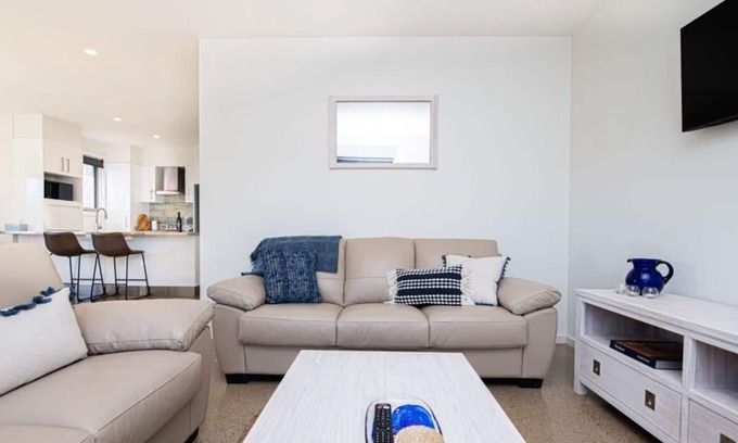 Orange Villa | The Endsleigh II - Cosy 2 Bedroom Villa, near CBD