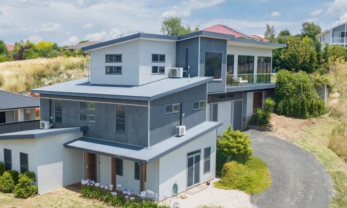 Calare House | The Entertainer | 5 Bed 5 Bath, 3 Storey Retreat