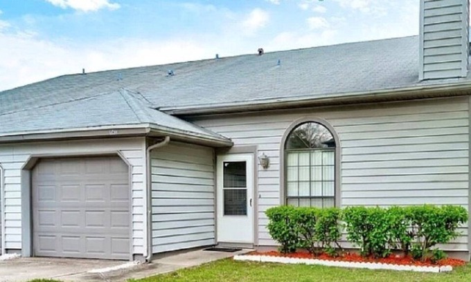 East Arlington House | The entire upstairs (2 bedrooms 1 bathroom and sitting room)