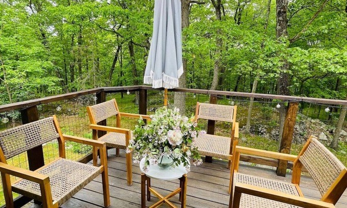 Monroe House | The Escape Cottage · 3 Bedroom Cozy Cottage Hudson Valley Monroe NY