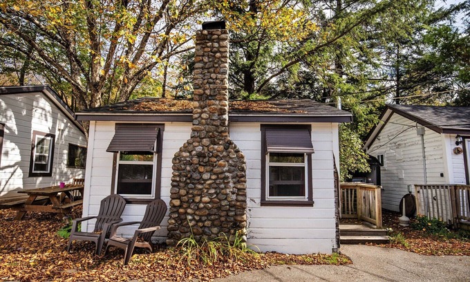 Lincoln Cabin | The Falling Waters Riverside Getaway at the PEMICABINS