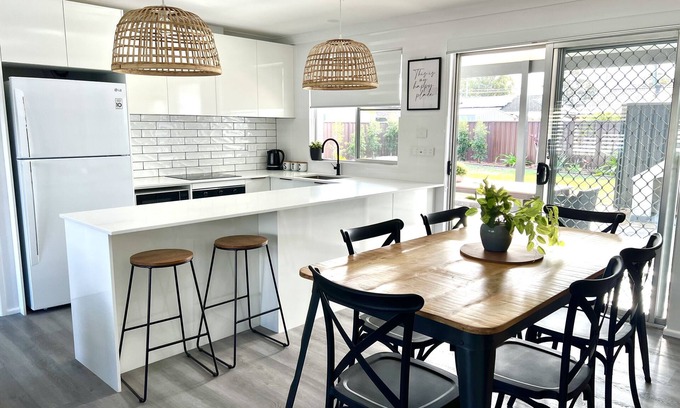 Port Macquarie House | The Family Boathouse - 4 bedroom house with 1 bedroom self contained guesthouse