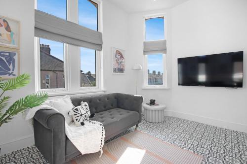 Riverside Apartment | The Family Nest – 3-Bed Apartment with Parking