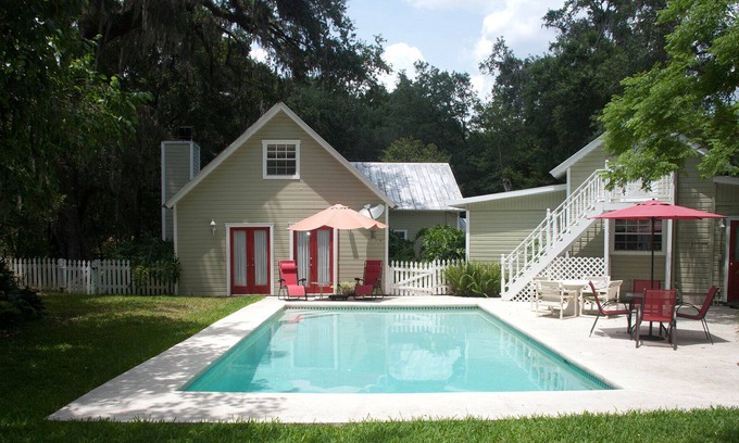 Valrico House | The Farmhouse at Country Retreat - a charming, idyllic, pet-friendly oasis