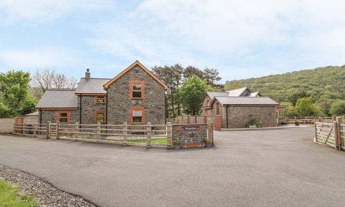 Capel Bangor House | THE FARMHOUSE, family friendly, with hot tub in Capel Bangor