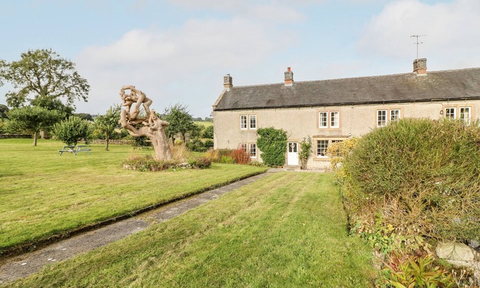 Bakewell Cottage | THE FARMHOUSE, pet friendly, with hot tub in Youlgreave