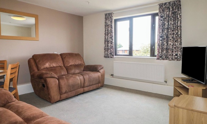 Littlehampton Cottage | THE FIRELIGHT FLAT AT MARINE COURT, family friendly in Littlehampton