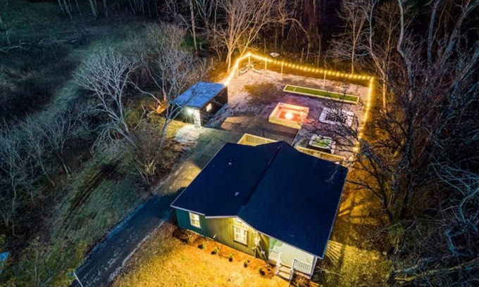 Elkton Cabin | The Fireside Retreat/Hot Tub/Movie Shed/Yard Games