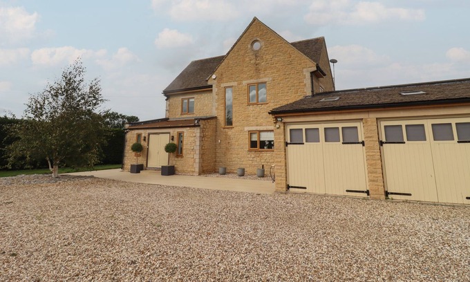 Brimpsfield House | THE FIRS RETREAT, pet friendly, luxury holiday cottage in Brockworth