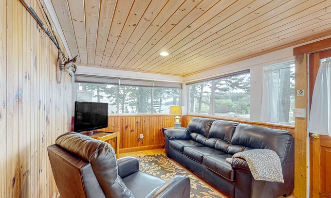 Windham Apartment | The Fishbowl | Waterfront apartment in Standish with Sebago Lake views & dock