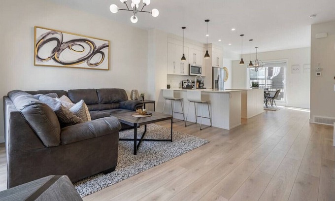 Calgary House | The Flight Lounge✈️ | Luxury townhome close to YYC