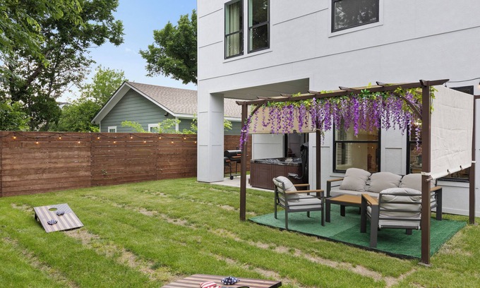 West Dallas Villa | The Floral Home In Dallas With 4 Bedrooms and Hot Tub.