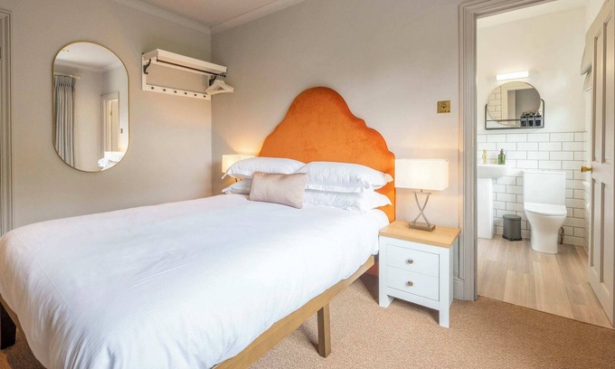 Henley-on-Thames Bed & Breakfast | The Flower Pot Hotel - Room 2 - Super King