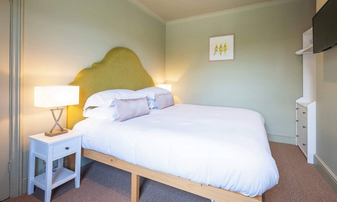 Henley-on-Thames Bed & Breakfast | The Flower Pot Hotel - Room 5 - Super King