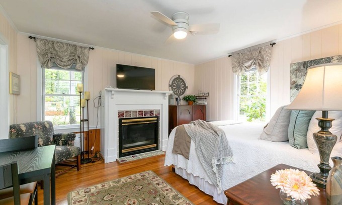Weaverville Apartment | The Forest Studio provides a combination of modern amenities and convenience