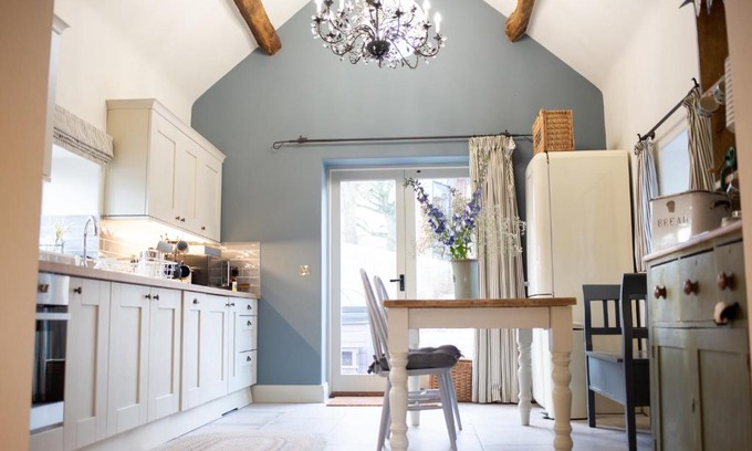 Bridgnorth House | The Forge - Beautiful Contemporary Barn - Hot Tub