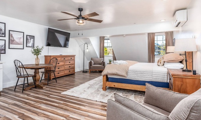 Oakhurst Apartment | The Four Daughters